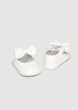 Load image into Gallery viewer, Mayoral Girls Bow Soft Sole Pram Shoes - White