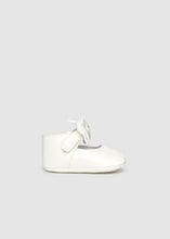 Load image into Gallery viewer, Mayoral Girls Bow Soft Sole Pram Shoes - White