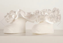 Load image into Gallery viewer, Caramelo Ivory Ribbon Socks