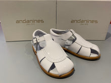 Load image into Gallery viewer, Andanines Boys White Patent Sandals