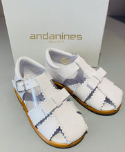 Load image into Gallery viewer, Andanines Girls White Sandals